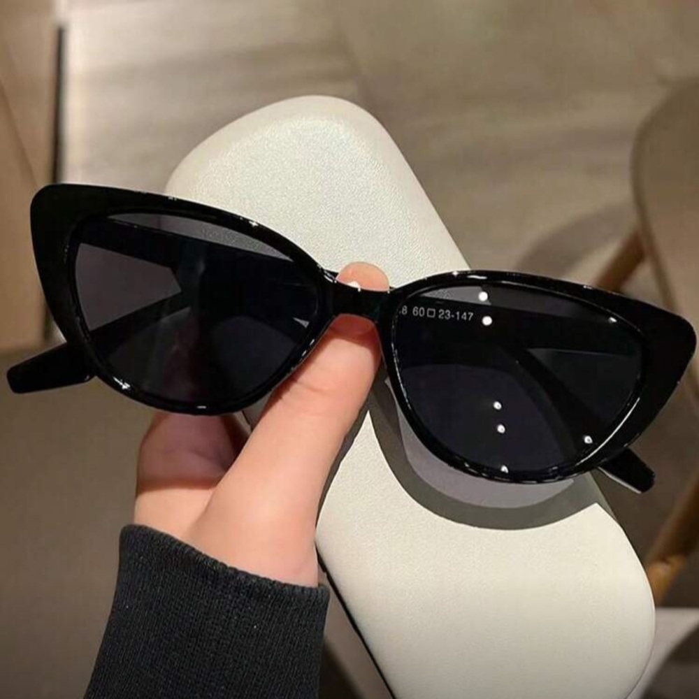 Chic Black Cat-Eye Sunglasses